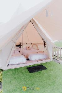 Tenda bianca con 2 letti di Glamping Telaga Menjer By Travelink a Kejajar