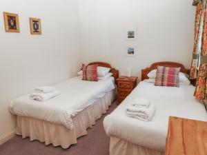 Zimmer mit 2 Einzelbetten und Handtüchern in der Unterkunft Lavender Cottage in Wooler + 43 Fotos