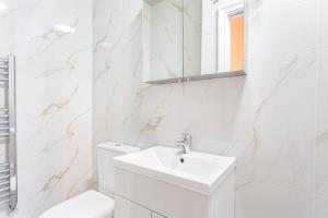 Fotografie z fotogalerie ubytování Cozy House Sleeps 8 With Free Parking v destinaci Feltham
