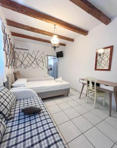 ein Schlafzimmer mit einem Bett und einem Schreibtisch in der Unterkunft Camares in Alopronia
