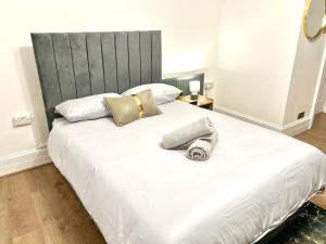 Postel nebo postele na pokoji v ubytování The Prestige Suite - London
