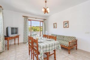 a living room with a table and a couch and a television at Apartamento La Cabanya 1a in Canyamel