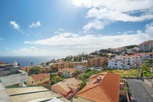 an aerial view of a city with the ocean at Apartamento Lolita com Terraço in Caniço