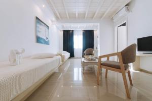Televízia a/alebo spoločenská miestnosť v ubytovaní Naxian Emerald Hotel