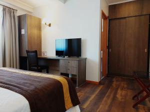 TV a/nebo společenská místnost v ubytování Conrado Hotel Osorno