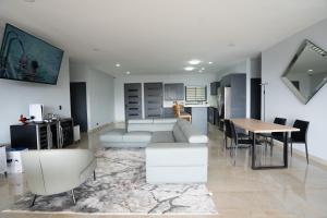 a living room with a couch and a table at La Parada House in Heredia