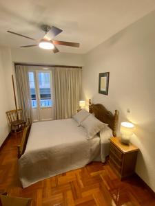 Postel nebo postele na pokoji v ubytování Hostal Cristina