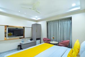 ニューデリーにあるHotel Sapphire House - 3 Mins Walk from Metro and 5 Mins from Rail Stationのベッドとテレビがあるホテルの部屋 +23枚の写真
