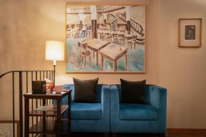 Uma área de estar em Hotel Kindli