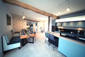 Kuchyň nebo kuchyňský kout v ubytování Domaine proche de Chinon piscine, billard, pétanque et aire de jeux pour enfants