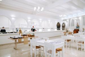 Reštaurácia alebo iné gastronomické zariadenie v ubytovaní Naxian Emerald Hotel