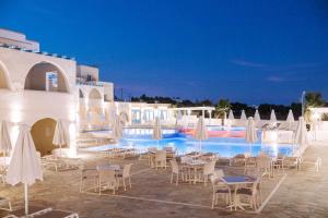Bazén v ubytovaní Naxian Emerald Hotel alebo v jeho blízkosti