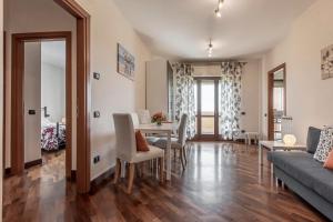 a living room with a couch and a table at Alloggio turistico Leonardo Home- Fiumicino Airport, 2m in treno- Rome, 20m in treno- Fiera, 2m in treno in Fiumicino