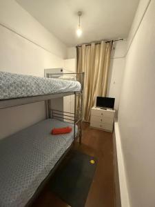 a small room with a bunk bed and a desk at Britannia Stay Stockwell - 13 min to Oxford Circus in London +4 photos