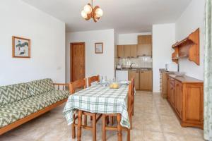 A kitchen or kitchenette at Apartamento La Cabanya 2d