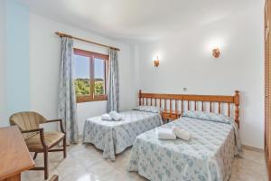 A bed or beds in a room at Apartamento La Cabanya 2d