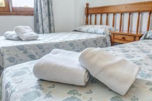 A bed or beds in a room at Apartamento La Cabanya 2d