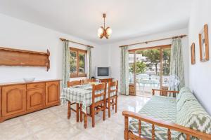 A television and/or entertainment centre at Apartamento La Cabanya 2d