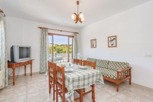 A television and/or entertainment centre at Apartamento La Cabanya 2d