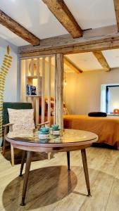 GrendelbruchA desire for Bohemia, well-being and massages!的客厅配有咖啡桌和1张床