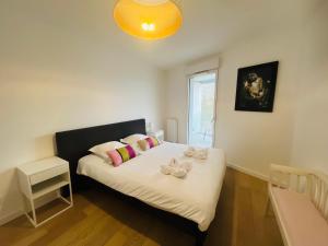 a bedroom with a bed with two towels on it at Presqu'île de Caen, Terrasse & Parking in Caen