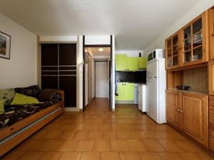 małą kuchnię z kanapą i lodówką w obiekcie Studio cabine avec Jardin Privatif, Plage et Commerces à 300m - 4 Couchages, Argelès-sur-Mer - FR-1-388-214 w Argelès-sur-Mer