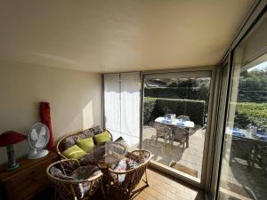 Pokój z krzesłami i stołem oraz patio w obiekcie Studio cabine avec Jardin Privatif, Plage et Commerces à 300m - 4 Couchages, Argelès-sur-Mer - FR-1-388-214 w Argelès-sur-Mer +2 zdjęcia