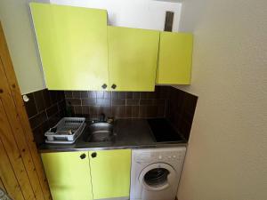 Kuchyňa alebo kuchynka v ubytovaní Studio cabine avec Jardin Privatif, Plage et Commerces à 300m - 4 Couchages, Argelès-sur-Mer - FR-1-388-214