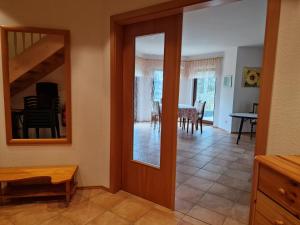 - un salon avec une porte et une salle à manger dans l'établissement Martha - Ferienhaus, 3 Schlafzimmer, 2 bis 6 Personen, S-Bahn nach Berlin, Strausseenähe, ruhige Lage, à Strausberg 27 autres photos