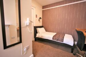 Postel nebo postele na pokoji v ubytování Central Hotel Cheltenham by Roomsbooked