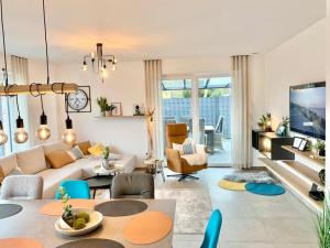 a living room with a couch and a table at Traumhaus am See und Küste für die ganze Familie in Wangerland