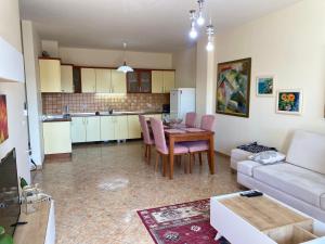 Kuchyň nebo kuchyňský kout v ubytování RTSH Apartment