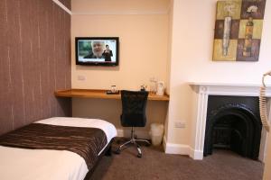 TV a/nebo společenská místnost v ubytování Central Hotel Cheltenham by Roomsbooked