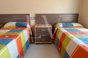 1 dormitorio con 2 camas y vestidor en LV Real Estate Maldivas III, en La Pineda 52 fotos más