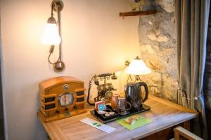 Příslušenství pro přípravu čaje a kávy v ubytování Albergo Ristorante Grotto Miralago