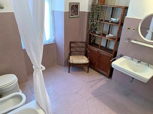 łazienka z toaletą i umywalką w obiekcie Villa Bernardino Galliari w mieście Andorno Micca +50 zdjęć