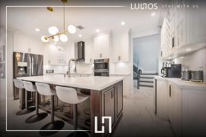 Una cocina o zona de cocina en Luxury Beach Oasis - Heated Pool, Game Extravaganza L44