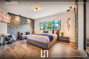Cama o camas de una habitación en Luxury Beach Oasis - Heated Pool, Game Extravaganza L44