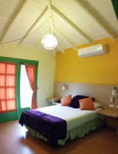 Rúm í herbergi á Hosteria Canoa