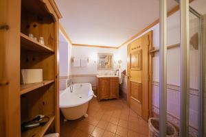 Koupelna v ubytování Albergo Ristorante Grotto Miralago + 37 fotografií