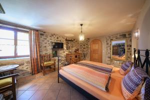 TV a/nebo společenská místnost v ubytování Albergo Ristorante Grotto Miralago