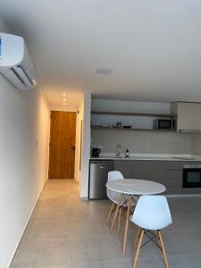 a kitchen with a table and chairs in a room at Monoambiente La Plata SOHO zona Shopping in La Plata