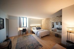 Postel nebo postele na pokoji v ubytování Domaine proche de Chinon piscine, billard, pétanque et aire de jeux pour enfants + 89 fotografií