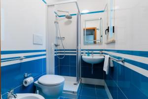 un bagno blu con un water e un lavandino di Hotel da Ettore - Salento Selection a Porto Cesareo