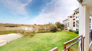 einen Blick auf den Hof vom Balkon eines Gebäudes in der Unterkunft Le Reflet Marin in Les Bains
