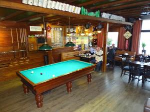 Biliár nebo kulečník v ubytování Hotel Café Restaurant "De Kroon"