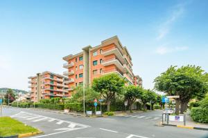 an empty street with a building in the background at Palm House in Marina dʼAndora