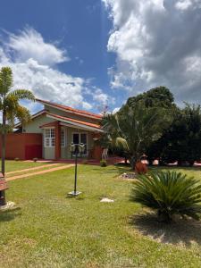 a house with palm trees in the yard at Riviera Santa Cristina l in Arandu