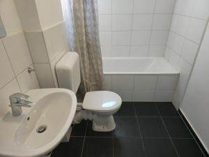 Koupelna v ubytování Zentrale 3-Zimmer Wohnung mit Balkon - Perfekt für Monteure und Familien + 13 fotografií