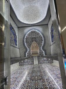 Habitación con baño con suelo de baldosa y aseo. en Oscar, en Samarkand